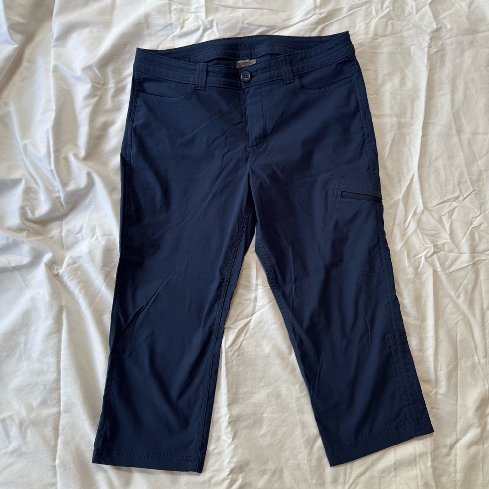 Eddie Bauer Navy Cropped Active Pants, size 8
